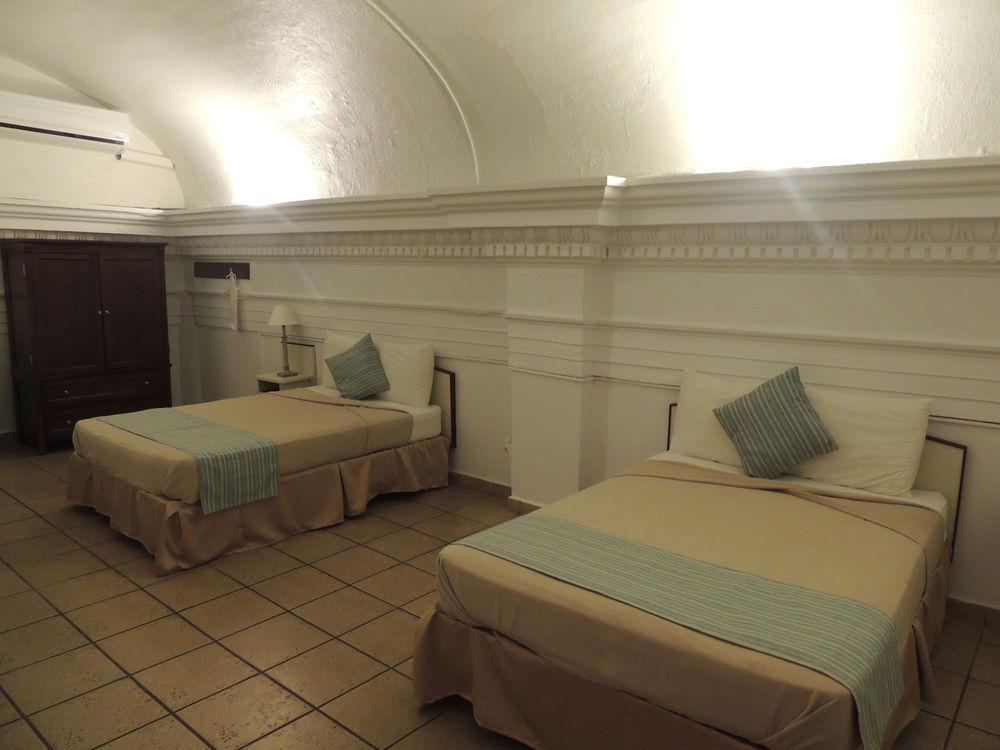 Hotel Colonial มายาเกซ ภายนอก รูปภาพ