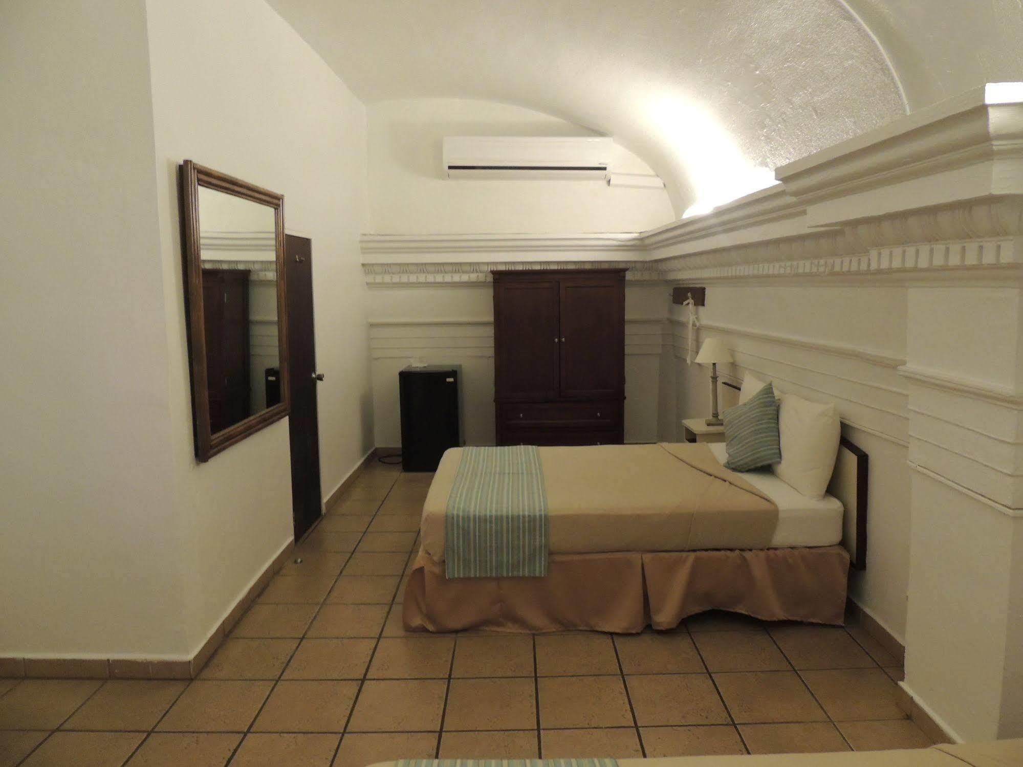 Hotel Colonial มายาเกซ ภายนอก รูปภาพ